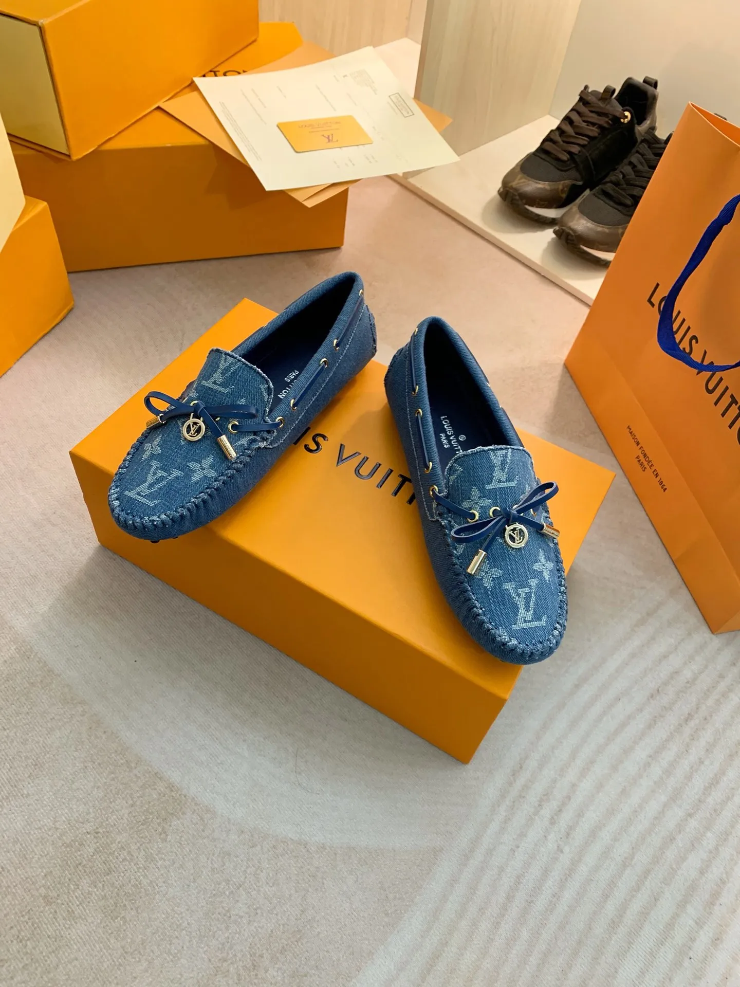 p460💰Couple model❤️🇫🇷 𝙇𝙤𝙪𝙞𝙨 𝙑𝙪𝙞𝙩𝙩𝙤𝙣 🇫🇷Louis Vuitton 2023 Classic𝓛𝓿 𝓣𝓻𝓪𝓲𝓷𝓮𝓻 Sports Series ➪➪➪¯ [Arizona Doudou Shoes Series] ▪️▪️▪️Arizona slip-on shoes are made of Monogram Eclipse canvas. Its hand-painted and dyed edges and hand-sewn uppers fully demonstrate Louis Vuitton's traditional shoemaking craftsmanship. This slip-on shoe is very lightweight. The integrated tongue and upper make it particularly comfortable and flexible. The soft outsole is equipped with rubber padding. Decorated with matching sash. Detailed features: ☑️Monogram Eclipse canvas ☑️Black Eclipse pattern ☑️Hand-painted shoe edges ☑️Hand-sewn uppers (each pair takes time to process) ☑️Integrated tongue and upper construction ☑️Outsole equipped with rubber lining ☑️size: 35_46